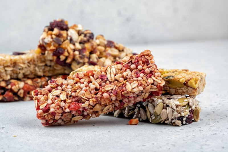 Recept za okusne in zdrave granola ploščice, ki jih pripraviš brez pečenja (in v zgolj 30 minutah) (foto: Profimedia)