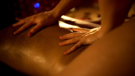 Je erotična masaža varanje? Preveri, kaj pravijo strokovnjaki (+ kaj menijo moški in kaj ženske)