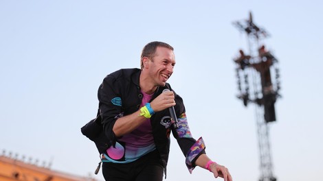 Oooo! Si vedela, da je priljubljeni pevec skupine Coldplay ZAROČEN s svetovno znano igralko?😍