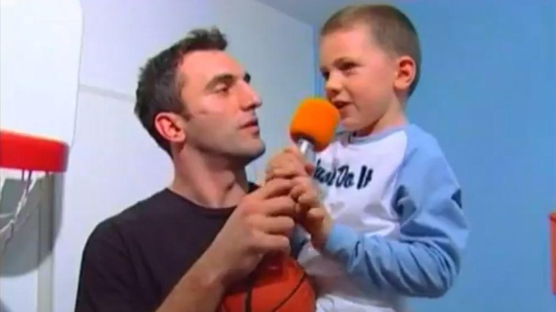 Saša Dončić v rokah pestuje svojega sina Luko, ki je bil že v mladosti izpostavljen medijem.