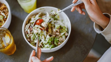 Predstavljamo ti viralno TikTok solato, ki je v trenutku postala naša nova kulinarična obsesija