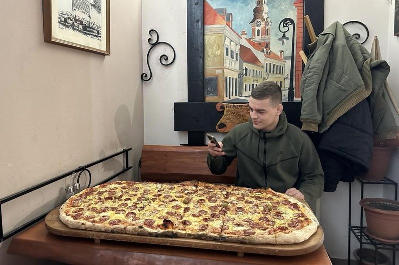 Poglej, kaj so morali tekmovalci na Hrvaškem narediti, da so zadeli kar 1000 evrov (VIDEO) (foto: Screenshot Facebook Mona Lisa Pizzeria Karlovaško)