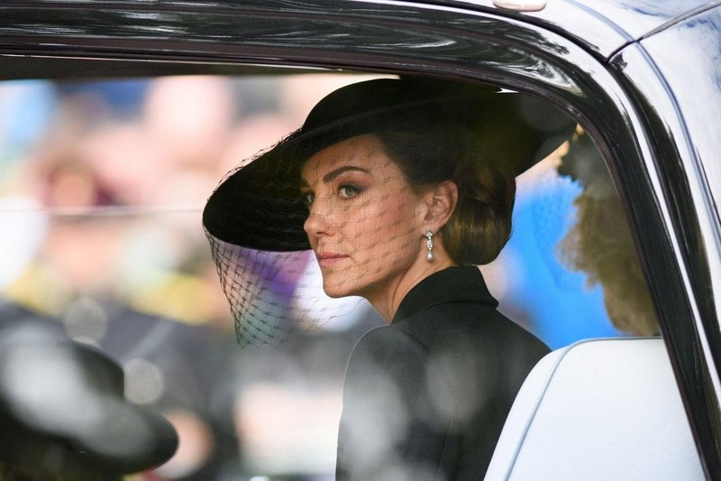 Po spletu kroži precej neokusna fotografija princese Kate, ki je povsem šokirala javnost 😳 (FOTO)