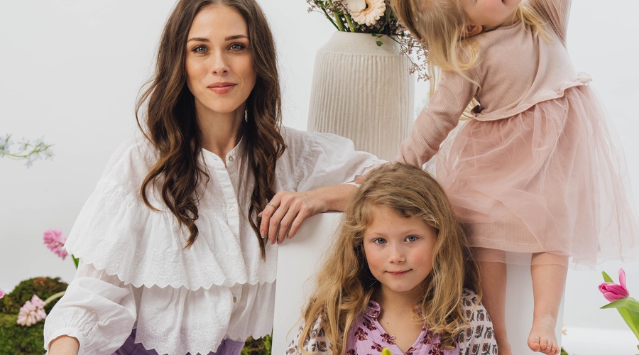 Na materinski dan podari mami topel objem, lepe besede in neskončno ljubezen. In ne pozabi na šopek rož! 🌸 (foto: promocijsko gradivo)