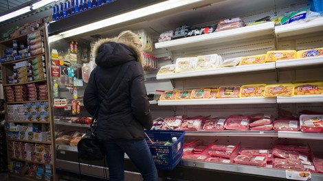 Zaposlen v trgovini razkriva, kaj zares naredijo z mesom, ki mu je potekel rok trajanja (obrnil se vam bo želodec!)