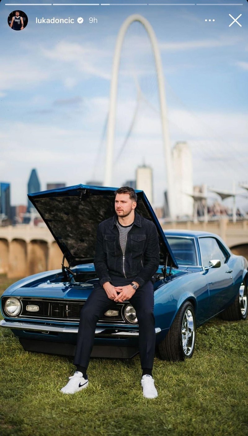 Na fotografiranju za revijo Esquire so nastale hude fotografije, na katerih Luka Dončić pozira s svojimi avtomobili.
