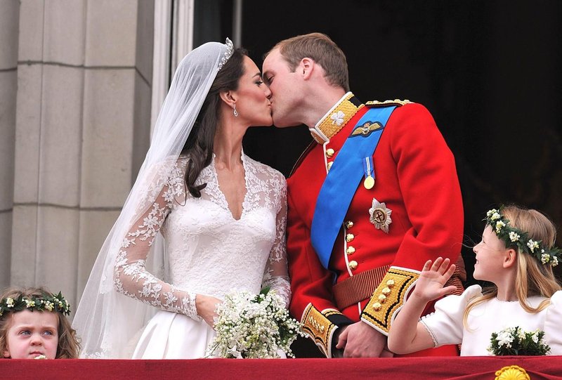 Še nikoli videna poročna fotografija Williama in Kate razkriva nenavadno podrobnost njune poroke (FOTO)
