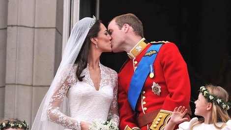 Še nikoli videna poročna fotografija Williama in Kate razkriva nenavadno podrobnost njune poroke (FOTO)