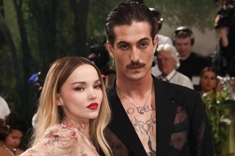 Elegantno in drzno hkrati: Damiano (Måneskin) in njegova izbranka navdušila na Met Gala dogodku (foto: Profimedia)