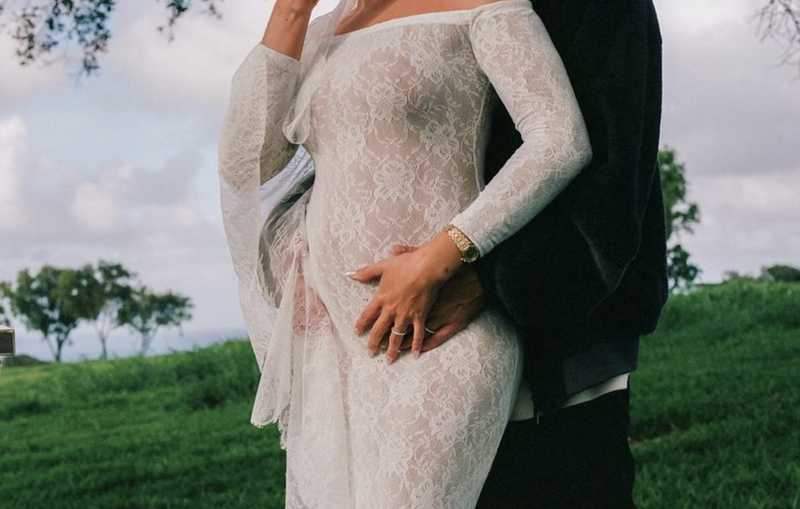 Pokazala je veliki nosečniški trebušek: Slavni par razkril, da pričakuje otroka (in splet je v trenutku ponorel) (foto: Instagram/Hailey Bieber)