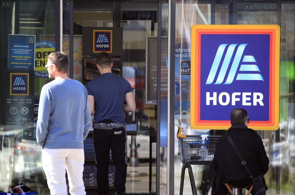 Ta kozmetični izdelek iz trgovine Hofer požel navdušenje, je veliko cenejši od tistih, ki jih proizvajajo zveneča imena (pa tudi zelo učinkovit) (foto: Bobo)