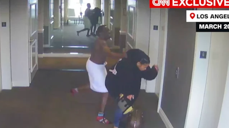 Po spletu se je razširil VIDEO znanega ameriškega raperja, ki v hotelu brutalno pretepa svoje dekle