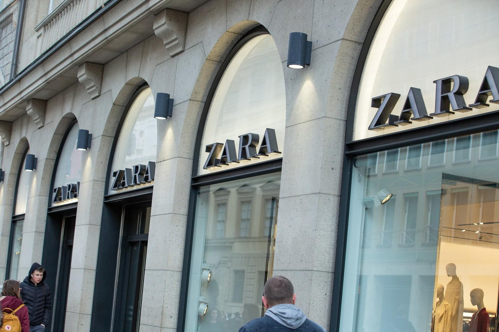Zara Rajpot Velikokrat nakupuješ v ZARI? Razkrivamo 8 trikov, zaradi katerih bo vse ...