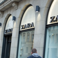 Za to Zarino obleko se bodo obračali čisto vsi: videti je kot kos znanega oblikovalca, stane pa zgolj nekaj deset evrov (poleg tega je noro lepa)