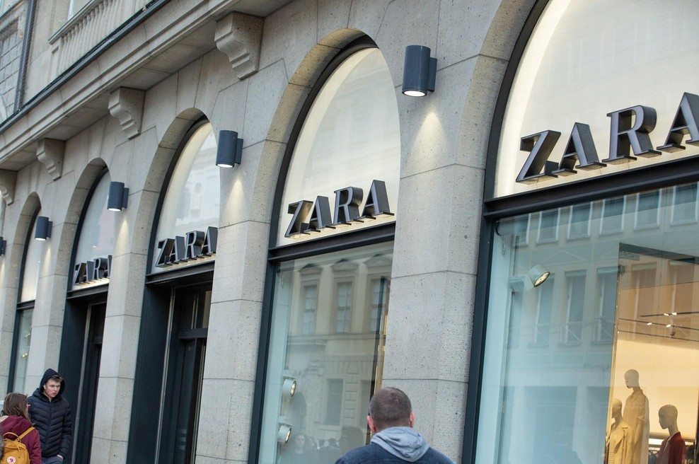 Za to Zarino obleko se bodo obračali čisto vsi: videti je kot kos znanega oblikovalca, stane pa zgolj nekaj deset evrov (poleg tega je noro lepa) (foto: Profimedia)