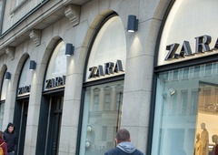 Za to Zarino obleko se bodo obračali čisto vsi: videti je kot kos znanega oblikovalca, stane pa zgolj nekaj deset evrov (poleg tega je noro lepa)