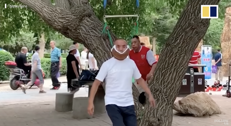 Smrtna žrtev nenavadne telovadbe: Na Kitajskem se upokojenci gugajo obešeni le na ... svoj vrat (VIDEO)