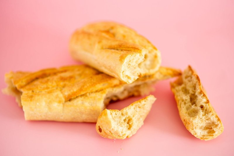 Trik, ki resnično deluje: Si vedela, da lahko kruh uživaš brez, da bi te skrbelo za kilograme? (foto: Profimedia)