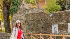 turistka rimske izkopanine