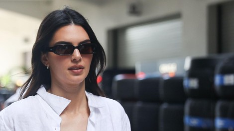 Edina srajca, ki jo potrebujete za letošnjo pomlad, je v kombinaciji z belimi hlačami videti čudovito