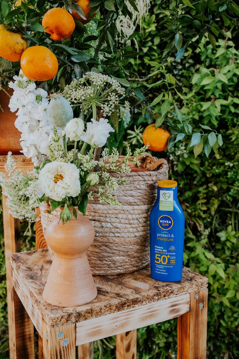 NIVEA SUN Protect & Moisture losjon za zaščito pred soncem SPF 50+.