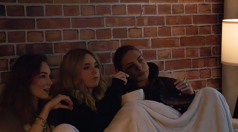 TikTok video: Katere ''vrste'' prijateljev med gledanjem filma poznajo naša Hud Job dekleta? (foto: Hud job)