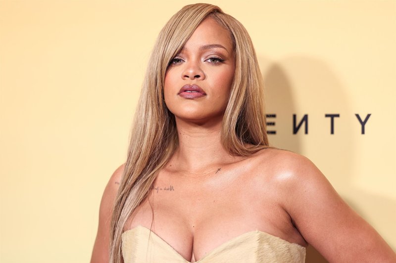 O, moj bog! Si vedela, da Rihanna z naravnimi lasmi izgleda totalno drugače, kot smo je vajeni? (FOTO) (foto: Profimedia)