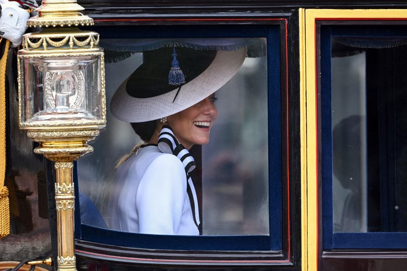 Kate Middleton se je vrnila: Princesa nasmejana v javnosti, a vsi so opazili le eno stvar (FOTO)
