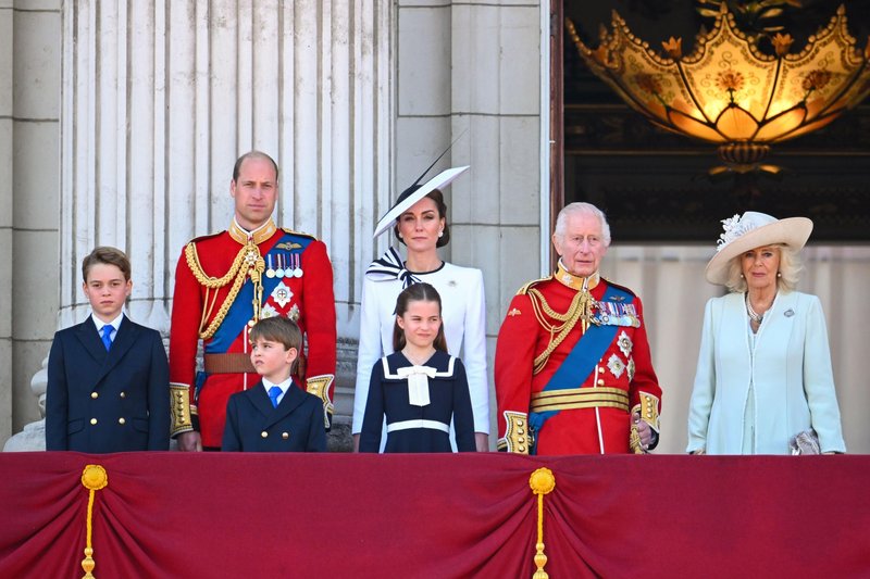 Temačne skrivnosti britanske kraljeve družine razkrite: Noseča princesa se je vrgla po ... (foto: Profimedia)