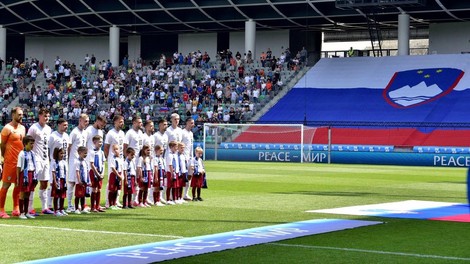 Hu-do! Poglej, kje slovenska nogometna reprezentanca biva med evropskim prvenstvom