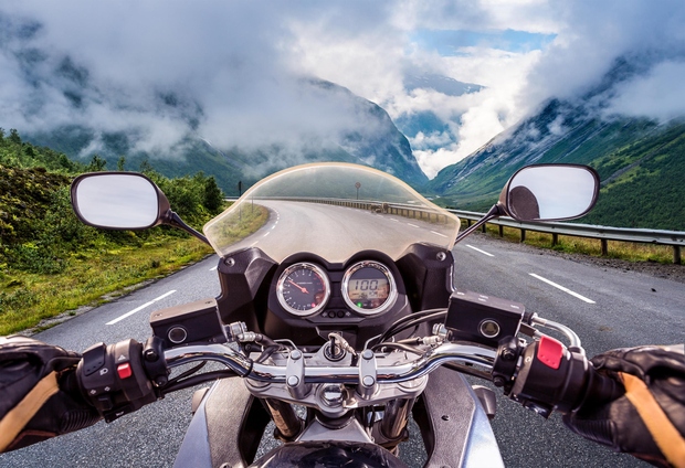 Občutek neizmerne svobode, ki ga nudi motor, je še bolj otipljiv ob vožnji po slikovitih poteh, ki ponujajo veličastne razglede. …