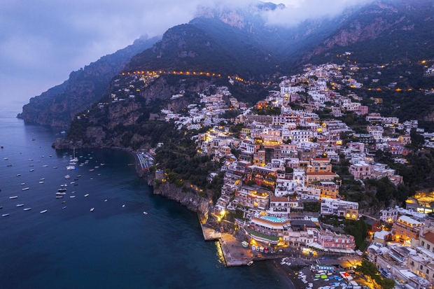 Amalfijska obalna cesta Med južnima italijanskima mestoma Sorrento in Amalfi je speljana pot t.i. Strada Statale 163 Amalfitana. Ta odsek …