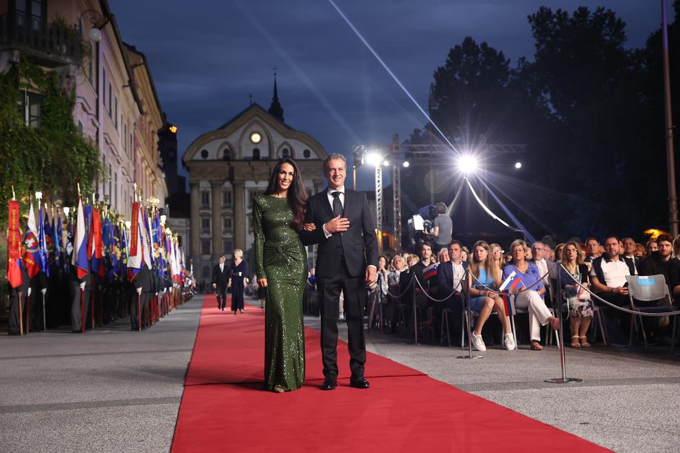 Tina Gaber je nosila obleko Jerneje Podbevšek Zhembrovskyy, sicer modne oblikovalke, ki je Gabrovi za letošnjo državo proslavo naredila prečudovito …