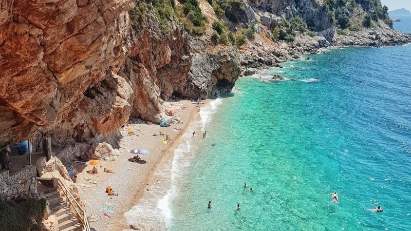 Skriti biser pri južnih sosedih: odročna plaža, ki se je uvrstila na seznam najlepših v Evropi (foto: Twitter/ViktorPrvi)