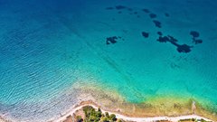 Izvoli seznam 5 najlepših jadranskih plaž (obiščeš jih lahko tudi, če greš na dopust z otroki) 🏖️