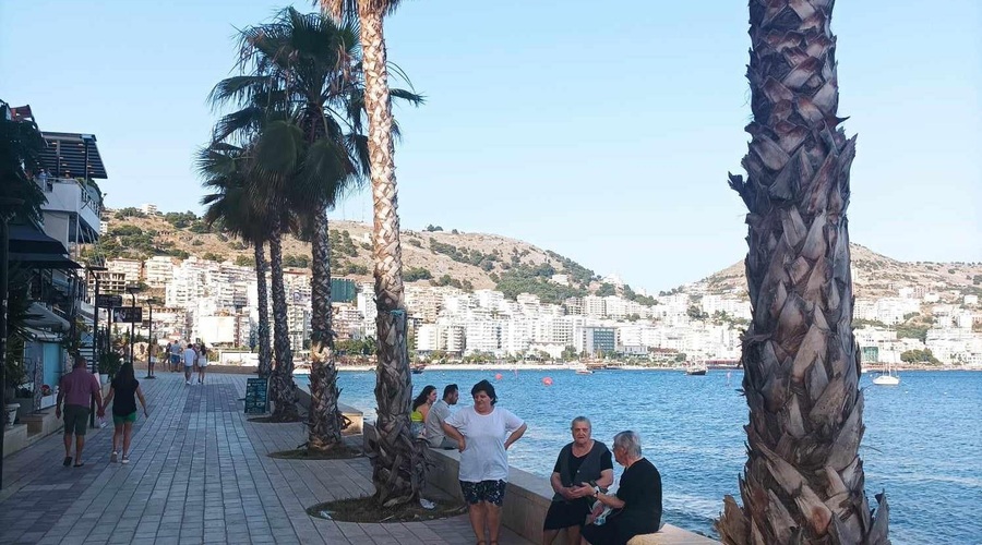 Promenada v obmorskem mestecu Sarandë. (foto: M.P.)