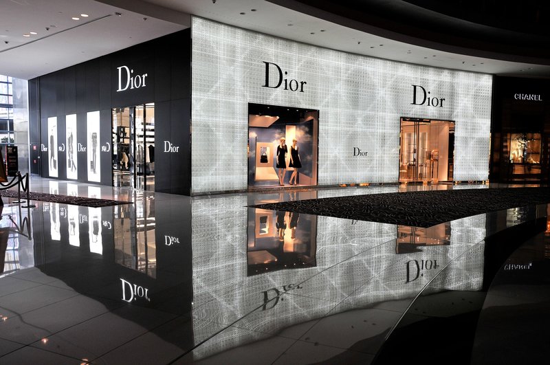 Preiskava v modni hiši Dior: Uganeš, koliko v resnici stane izdelava ene njihove torbice?