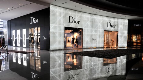Preiskava v modni hiši Dior: Uganeš, koliko v resnici stane izdelava ene njihove torbice?
