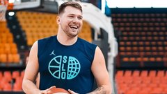 Luka Dončić v zraku drži svojo hči