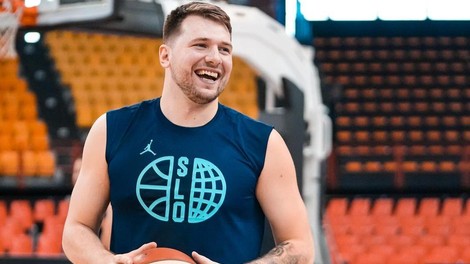 Luka Dončić v zraku drži svojo hči