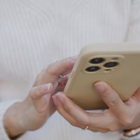 Ste že slišali za mikrovaranje? Kdaj ne gre več za nedolžno spogledovanje in kje se zares začne čustvena prevara?