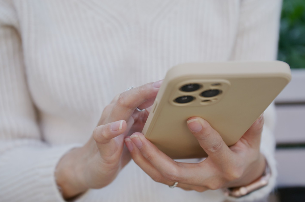 Ste že slišali za mikrovaranje? Kdaj ne gre več za nedolžno spogledovanje in kje se zares začne čustvena prevara? (foto: Profimedia)