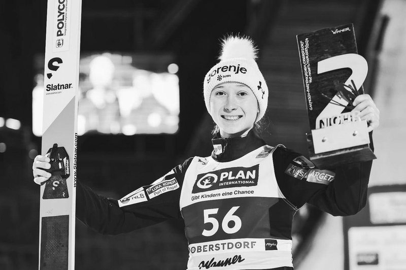 Nika Prevc, kot je nismo vajeni: 19-letnica blestela v zapeljivi maturantski obleki in pokazala več kože kot običajno (FOTO) (foto: Instagram / @nikaprevc)