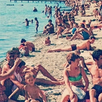 Zbledela fotografija s plaže v bivši Jugoslaviji postala pravi hit: vsi opazili samo eno stvar!