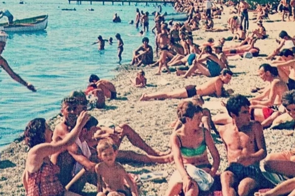 Zbledela fotografija s plaže v bivši Jugoslaviji postala pravi hit: vsi opazili samo eno stvar! (foto: Facebook/Nostalgija)