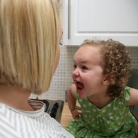 Fotografirala moža, kako objema hčerko: ko je pogledala fotografijo, je kar obnemela, čez 2 uri je izvedela nekaj grozljivega