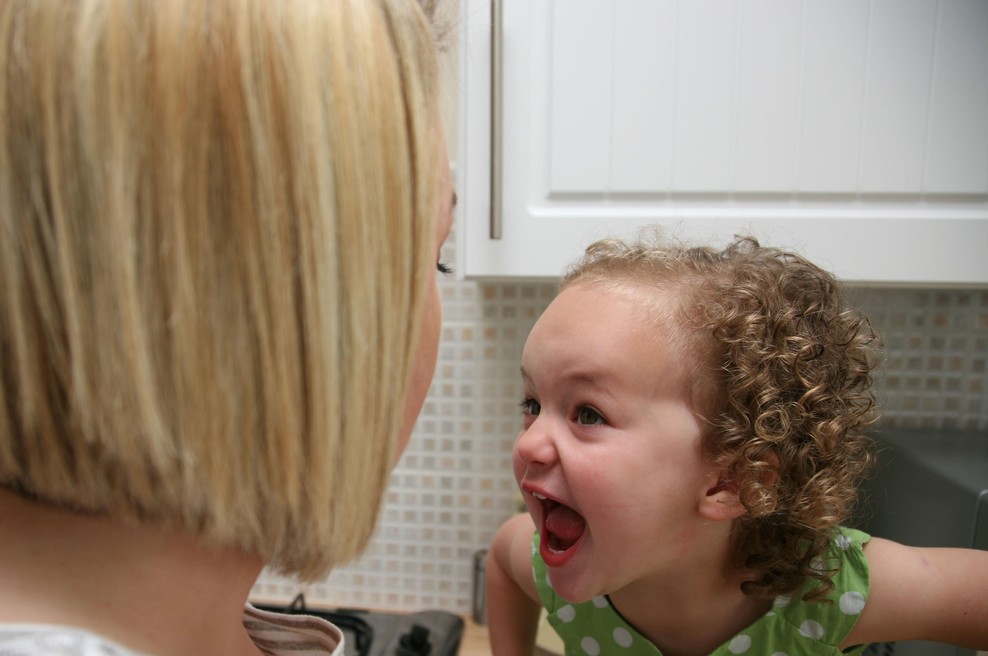 Vsak starš želi svojim otrokom omogočiti najboljše, vendar se je pri tem treba soočiti z izzivom, kako postaviti meje. (foto: Profimedia)