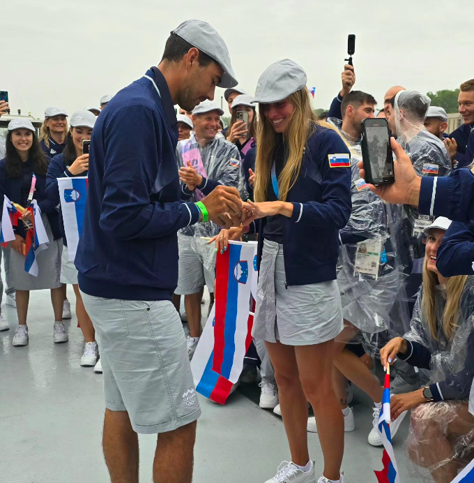 Kako romantično! Poglej, kako sta naša športnika preživela večer po njuni zaroki na Seni 🥰 (foto: Instagram.com/sloveniaolympicteam)