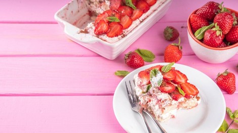 Njami! Božanski jagodni tiramisu, ki ga z lahkoto lahko postrežeš tudi otrokom (recept) 🍓