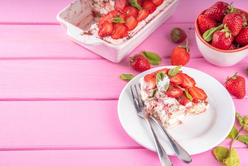 Njami! Božanski jagodni tiramisu, ki ga z lahkoto lahko postrežeš tudi otrokom (recept) 🍓 (foto: Profimedia)